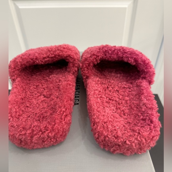 <SOLD> Balenciaga Furry Logo Slides (2022) - Picture 2 of 6